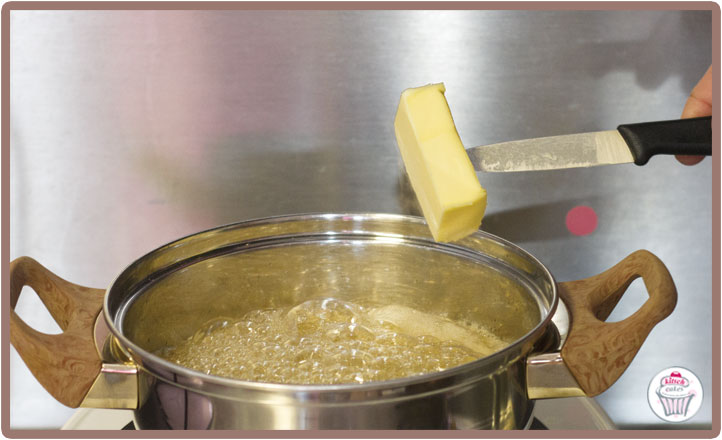 Wenn es zu stark kocht, Butter beigeben.